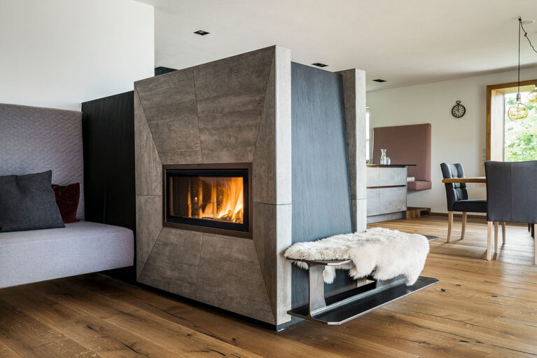 Kamin Als Raumteiler Mit Bank